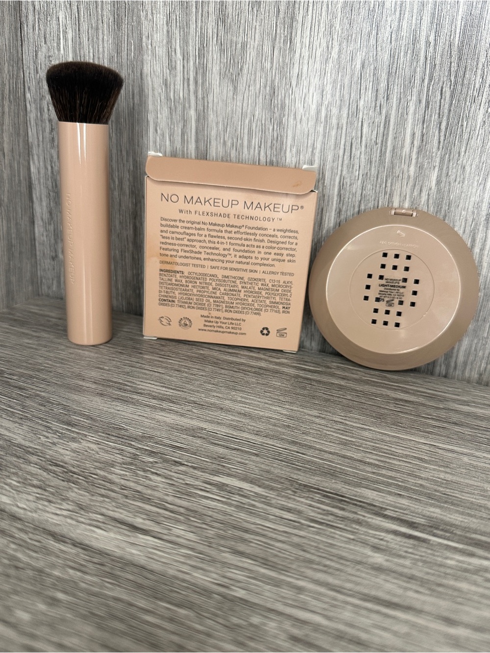 No Makeup Makeup Foundation with Brush- Light/Medium Shade - Picture 2 of 3